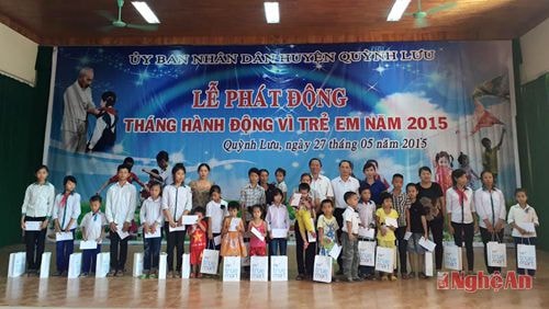 Lãnh đạo huyện Quỳnh Lưu và đại diện công ty sữa TH tặng quà cho các cháu có khó khăn vươn lên học giỏi