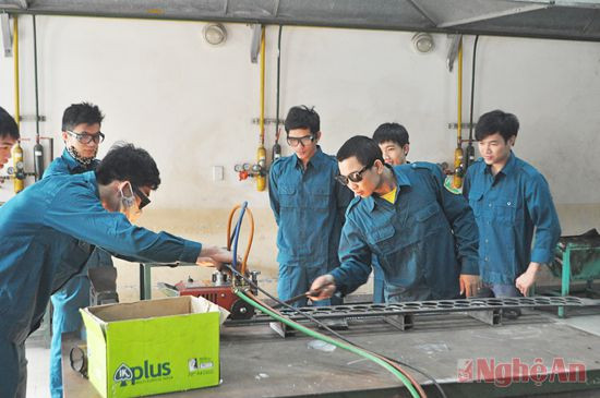 Thực hành nghề hàn ở Trường Cao đẳng nghề KTCN Việt Nam - Hàn Quốc.