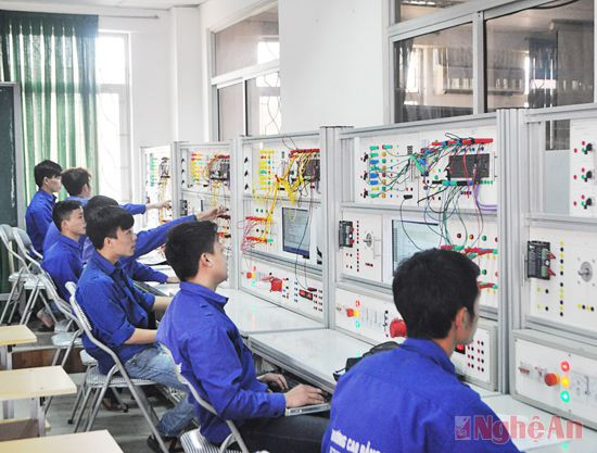 Giờ thực hành lớp điện của học sinh trường Việt - Hàn