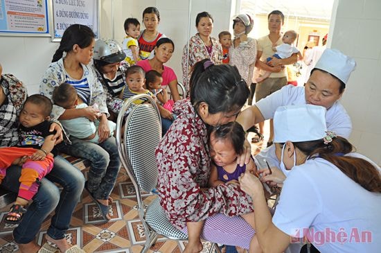Tiêm vác xin cho trẻ em tại Trạm Y tế xã Nghĩa Khánh