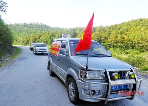 Tuyên truyền tại các cánh rừng thông xã miền núi Ngọc Sơn, huyện Quỳnh Lưu.