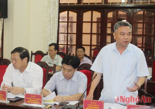 Đồng chí Lê Bá Hùng, Ủy viên BTV, Trưởng Ban Tuyên giáo Tỉnh ủy phát biểu ý kiến về công tác trình bày, xây dựng văn kiện đại hội