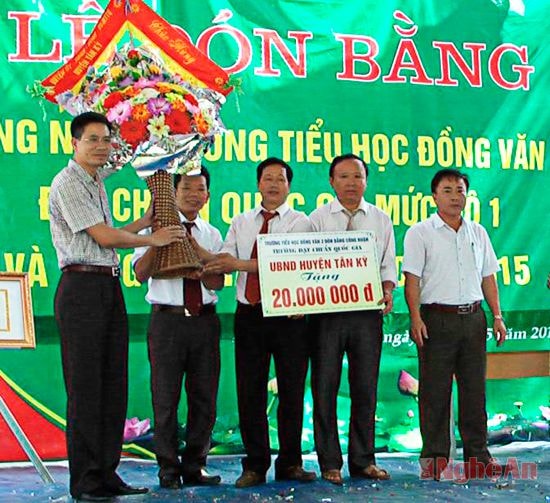 Các đồng chí lãnh đạo huyện Tân Kỳ trao bằng và phần thưởng 20 triệu đồng cho trường TH Đồng Văn 3