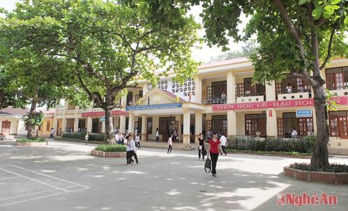 Khuôn viên khang trang, sạch đẹp của trường THCS Than Yên