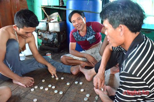 Ngư dân tranh thủ nghỉ ngơi sau 1 đêm vật lộn với biển cả