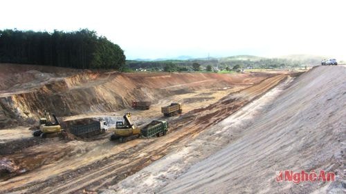 Trên công trường thi công kênh tiêu Châu Bình - Dự án Hồ chứa nước Bản Mồng.