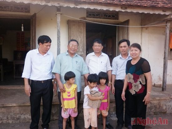 Huyện Quỳnh Lưu thăm tặng quà cặp sinh 3 bị khuyết tật ở xóm 1 xã Tân Sơn