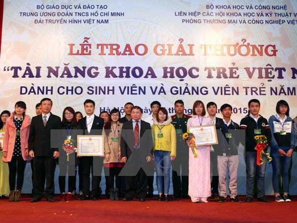 Các sinh viên nhận giải Tài năng khoa học trẻ năm 2014. Ảnh: TTXVN