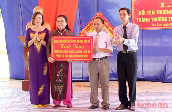 Huyện Nghĩa Hành tỉnh Quảng Ngãi trao phòng máy vi tính tổng trị giá 100 triệu đồng