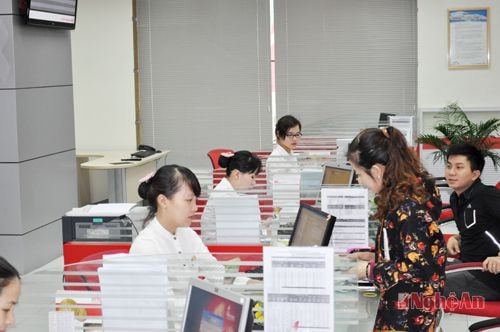 Cán bộ Techcombank Nghệ An tư vấn cho khách hàng sử dụng các sản phẩm ngân hàng điện tử.