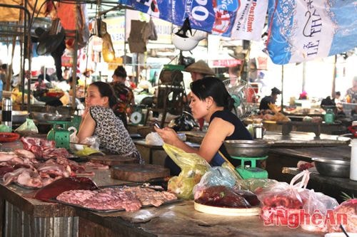 Mới gần trưa mà các quầy bán thịt lợn ở chợ Quán Lau đã vắng hoe. Nhiều tiểu thương kinh doanh mặt hàng này đều than thở, những ngày nắng nóng nên hàng hóa ế ẩm, sức mua giảm gần một nửa so với trước. 