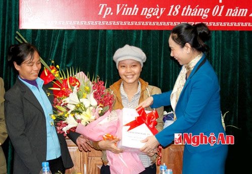 Đồng chí Đinh Thị Lệ Thanh, Ủy viên Ban Thường vụ Tỉnh ủy, Phó Chủ tịch UBND tỉnh đã đến chúc mừng, chia vui trong ngày Hoàng Thị Hằng khỏi bệnh và xuất viện.