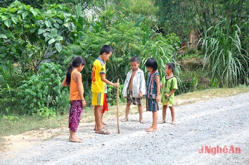 Trẻ em bản Kim Hồng (xã Ngọc Lâm, Thanh Chương) trong những ngày đầu hè.