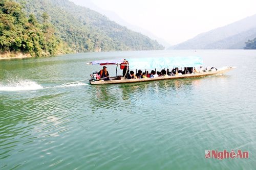 Thuyền chở người đi lại trên lòng hồ thủy điện bản Vẽ (Yên Na - Tương Dương)