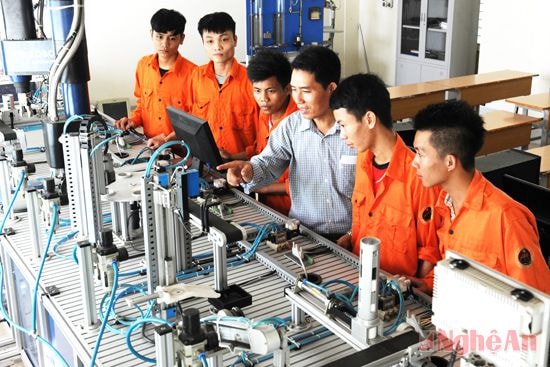 Thực hành bộ môn tự động hóa của sinh viên khoa Điện.