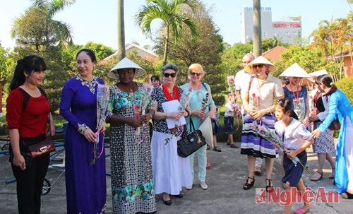 Lãnh đạo tỉnh Nghệ An và đoàn phu nhân về thăm và tặng quà Làng trẻ SOS Vinh – nơi hiện đang nuôi dưỡng, chăm sóc 230 em với độ tuổi từ 3-23 tuổi.