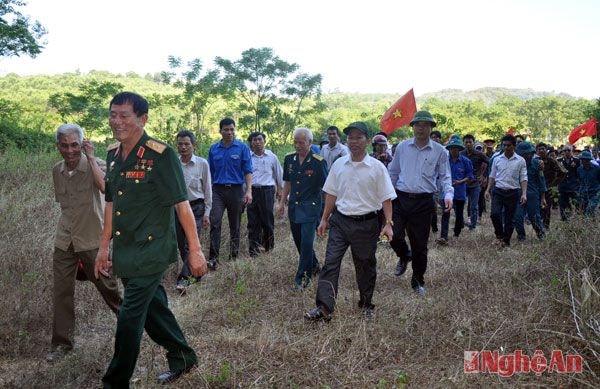 Trung tướng Phạm Tuân và đông đảo bà con nhân dân xã Tường Sơn trên đường vào hang chứa máy bay chiến đấu ở Lèn Thung