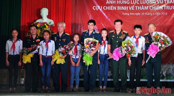 Các em học sinh xã Tường Sơn tặng hoa cho Đoàn cựu chiến binh anh hùng lực lượng vũ trang nhân dân.