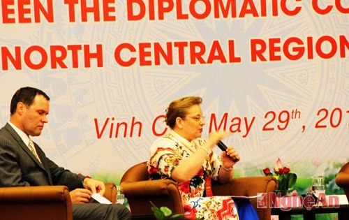 Bà Katherine Muller-Marin, Trưởng đại diện UNESCO tại Việt Nam trao đổi về sự cần thiết phải có các cơ chế chính sách để bảo tồn các giá trị văn hóa.