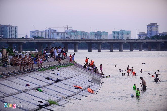  Hồ Linh Đàm trở thành bãi tắm trong những ngày nóng 40 độ C tại Hà Nội. Ảnh: Lê Hiếu.