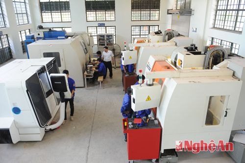 Thực hành gia công trên máy CNC của sinh viên Khoa Cơ khí chế tạo.Ảnh: S.M