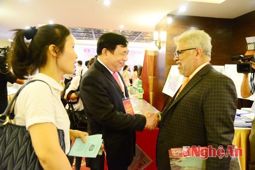 Phó Chủ tịch UBND tỉnh Đinh Thị Lệ Thanh giới thiệu về nón lá Việt Nam  với đại biểu đến từ Nigeria (Mrs. Dinh Thi Le Thanh, Deputy Chairwoman of Provincial People’s Committee introduces the conical hats of Viet Nam to the Nigierian delegate).Ảnh: Thục Anh