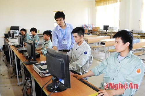 Giờ thực hành viễn thông ở Khoa Điện tử.Ảnh: Sỹ Minh