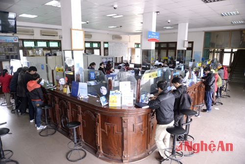 Khách hàng đến giao dịch tại chi nhánh.