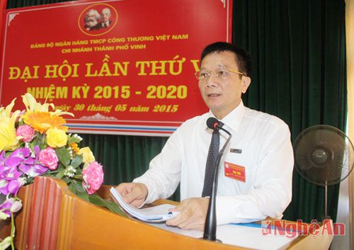 Đồng chí Võ Huy Hạ, Giám đốc Vietinbank Vinh, Bí thư Đảng ủy trình bày báo cáo chính trị tại Đại hội