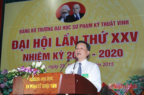 Đồng chí Lê Quang Huy - Phó Bí thư Tỉnh ủy phát biểu chỉ đạo đại hội, yêu cầu Đảng bộ trường bên cạnh lãnh đạo thực hiện nhiệm vụ chính trị cần cú trọng lãnh đạo, nâng cao chất lượng công tác xây dựng Đảng Trong sạch, vững mạnh.