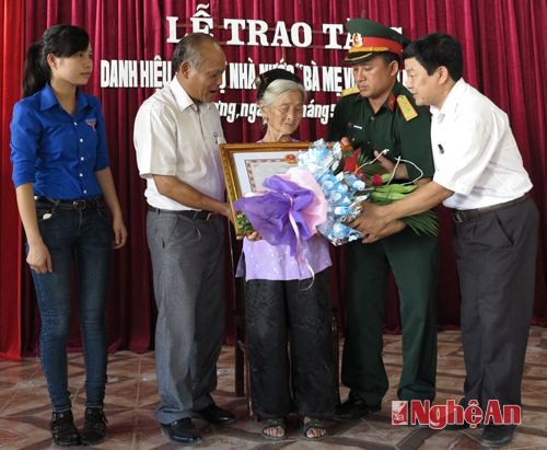 Các đồng chí lãnh đạo huyện trao tặng danh hiệu vinh dự nhà nước “Bà mẹ Việt Nam  anh hùng” cho mẹ Nguyễn Thị Nha, quê quán xã Thuận Sơn.