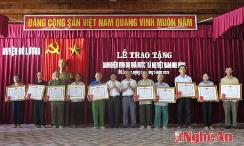 Các đồng chí lãnh đạo huyện trao tặng danh hiệu vinh dự nhà nước “Bà mẹ Việt Nam  anh hùng” cho thân nhân các gia đình liệt sỹ.