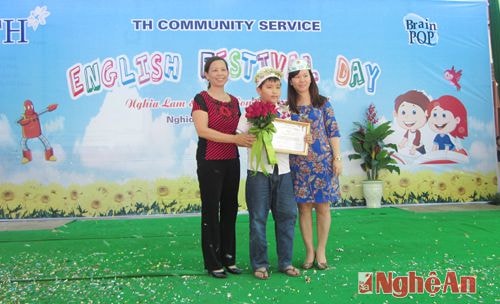 Đại diện công ty trao giải nhất cho em Trương Minh Đức, trường tiểu học Nghĩa Sơn
