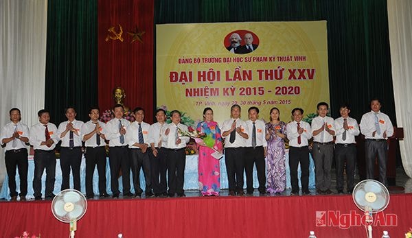Ban Chấp hành Đảng bộ Trường khóa XXV, nhiệm kỳ 2015 - 2020 ra mắt đại hội.