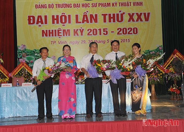 Bí thư Đảng ủy, Tiến sỹ Hoàng Thị Minh Phương tặng hoa các đồng chí Ủy viên Ban Chấp hành khóa cũ không tham gia khóa mới