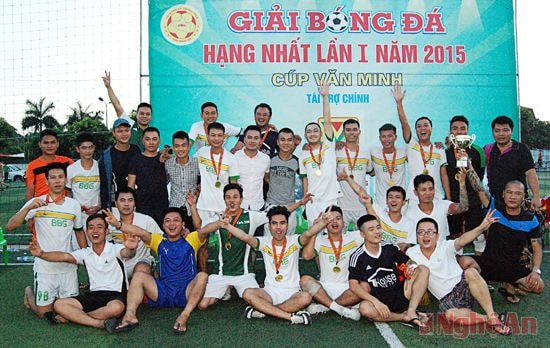 Niềm vui của các cầu thủ FC T&D khi vô địch giải hạng nhất Vinh League