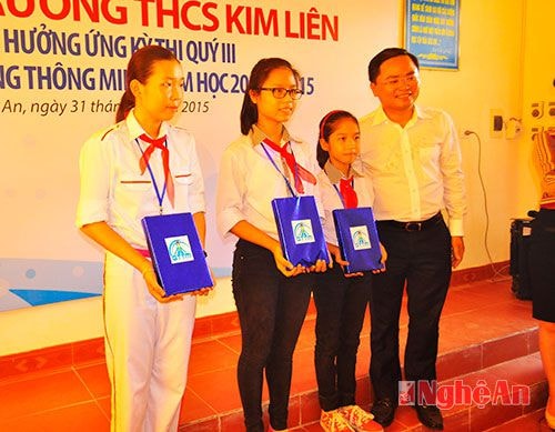 Bí thư trung ương đoàn Nguyễn nh Tuấn trao thưởng cho học sinh xuất sắc trong kỳ thi quý II