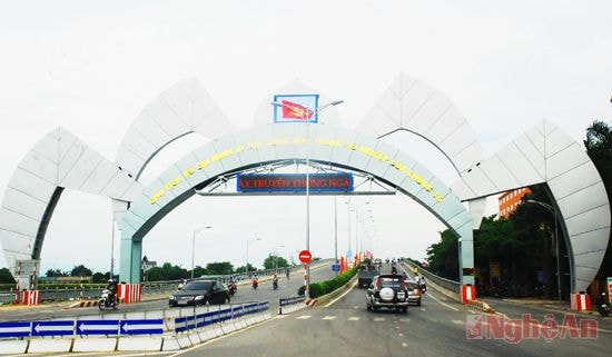 Cổng chào cầu vượt đường sắt Bắc - Nam với   Quốc lộ 46 tại phường Cửa Nam.