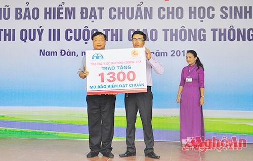 Trao biển tượng trưng cho chính quyền địa phương