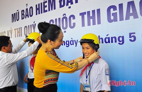 Đồng chí Đinh Thị Lệ Thanh trao mũ cho học sinh 