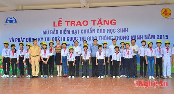 Ban tổ chức trao mũ bảo hiểm cho học sinh