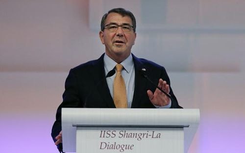   Bộ trưởng Quốc phòng Mỹ Ashton Carter tại Đối thoại Shangri La lần thứ 14 đang diễn ra tại Singapore (ảnh: AP)