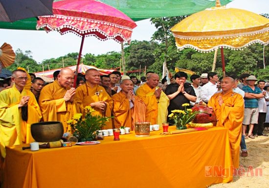 Nghi lễ chú rót đại hồng chung