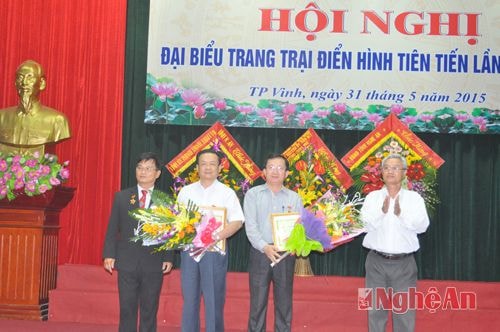 Hiệp hội Trang trại – Doanh nghiệp Nông nghiệp  trao Kỷ niệm chương vì sự nghiệp phát triển nông nghiệp, nông thôn  cho các đồng chí lãnh đạo tỉnh