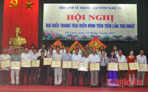 Hiệp hội Trang trại – Doanh nghiệp Nông nghiệp  tặng Bằng khen cho tập thể và cá nhân tiêu biểu 