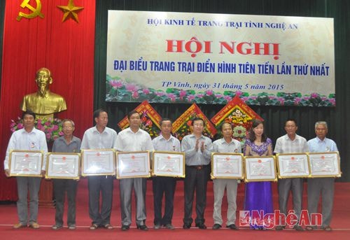 UBND tỉnh tặng Bằng khen cho tập thể và cá nhân đạt thành tích xuất sắc