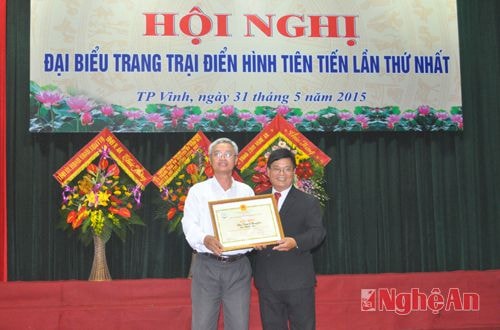 Hiệp hội Trang trại – Doanh nghiệp Nông nghiệp Việt Nam  tặng Bằng khen cho Hiệp hội Trang trại Nghệ An