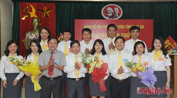Đồng chí Thái Khắc Thư và đồng chí Chu Quang Hào tặng hoa chúc mừng các đồng chí được bầu vào BCH nhiệm kỳ 2015-2020