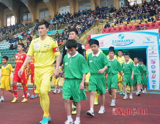 -Tiền đạo Lê Công Vinh cầu thủ trưởng thành từ giải bóng đá TN-NĐ Cúp Báo Nghệ An