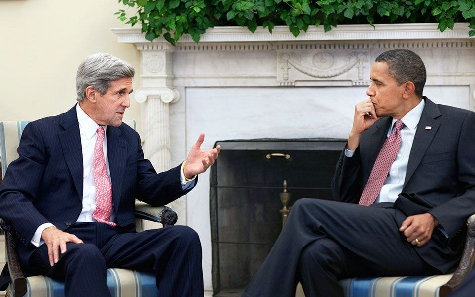 Ngoại trưởng Mỹ John Kerry và Tổng thống Barrack Obama có cuộc thảo luận ít ngày trước khi quyết định đưa Cuba ra khỏi danh sách tài trợ khủng bố được đưa ra hôm 29/5  Nguồn: NY Times 